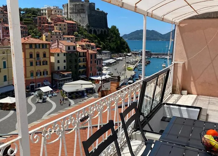Square Views Apartment Lerici