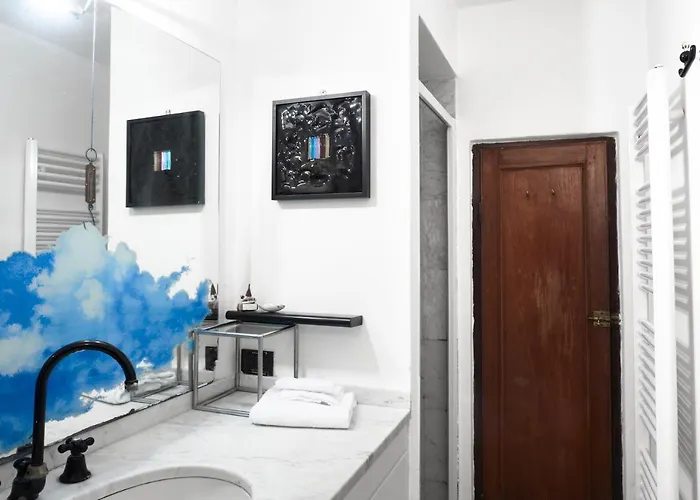 Square Views Apartment