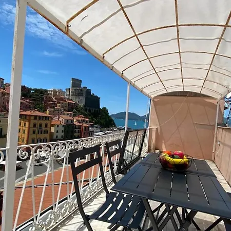 Apartment Square Views Lerici