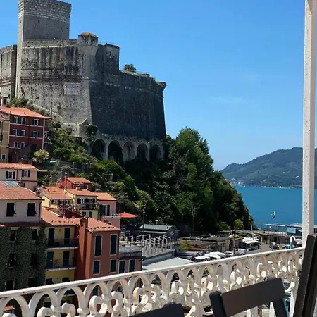 Apartment Square Views Lerici