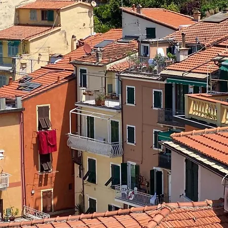 Apartment Square Views Lerici